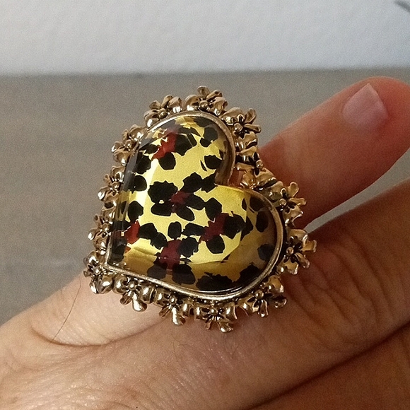 Vintage BETSEY JOHNSON Leaping Leopards Faceted Lucite Heart Ring. Size 7 - Picture 7 of 10